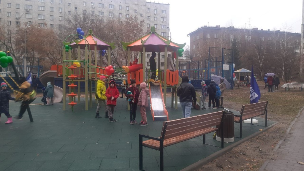 В Новосибирске открыли детскую и спортивную площадки