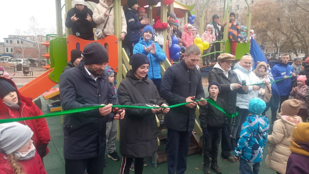 В Новосибирске открыли детскую и спортивную площадки