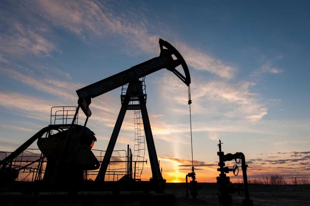 WSJ: США смягчили санкционирую политику перед выборами из-за цен на нефть WSJ: США смягчили санкционирую политику перед выборами из-за цен на нефть