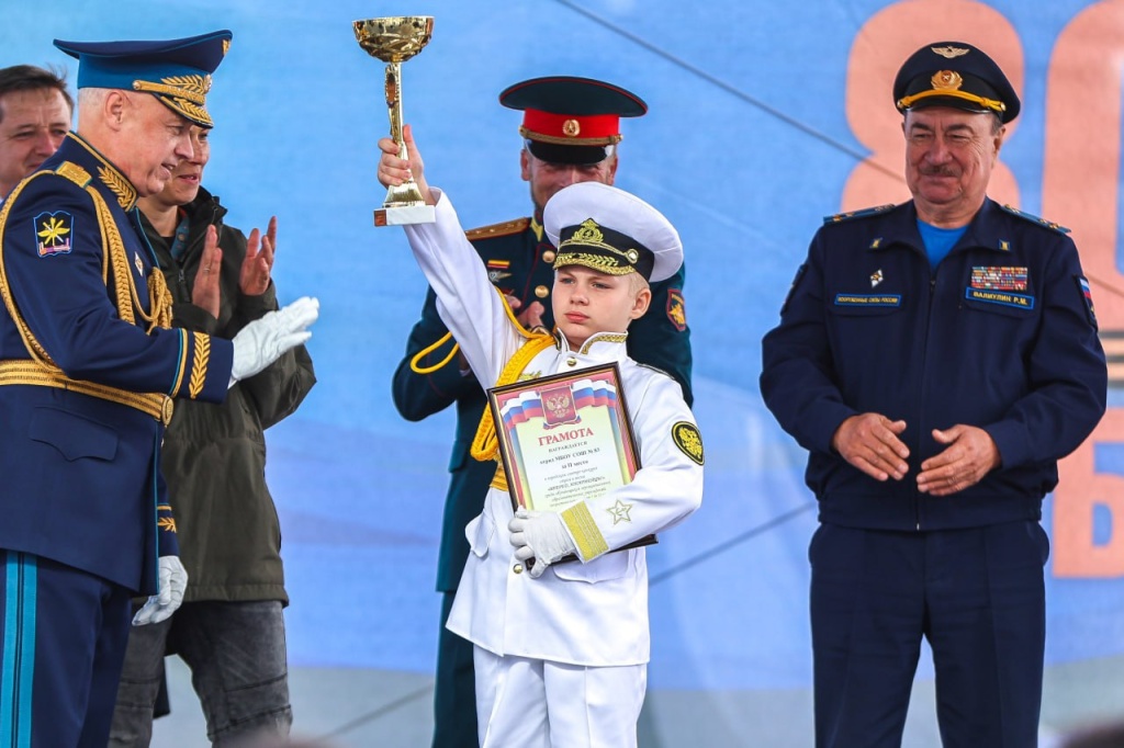 Торжественное посвящение в юнармейцы прошло на Адмиралтейской площади Воронежа