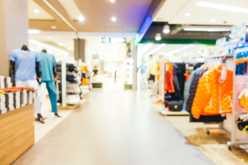 «Ъ»: летом темпы покупки одежды в России снизились на 10%