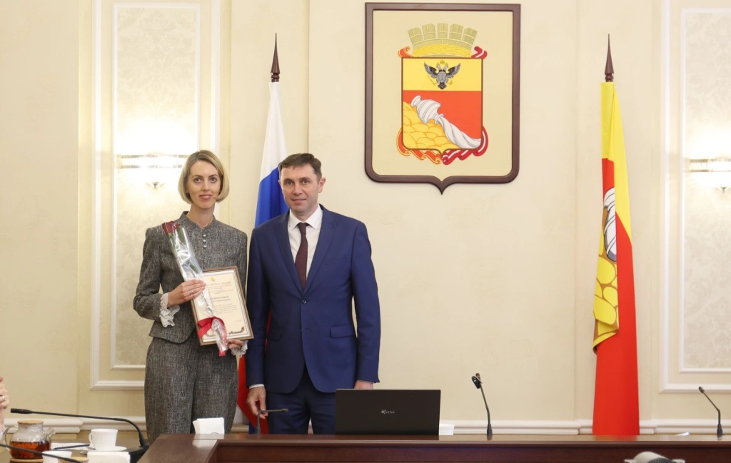 Мэр Воронежа Сергей Петрин в преддверии Дня учителя встретился со школьными педагогами и воспитателями детсадов Мэр Воронежа Сергей Петрин в преддверии Дня учителя встретился со школьными педагогами и воспитателями детсадов