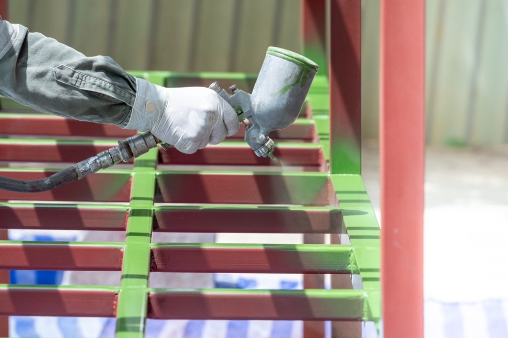 В Челябинске лакокрасочный завод пять лет незаконно портит воздух