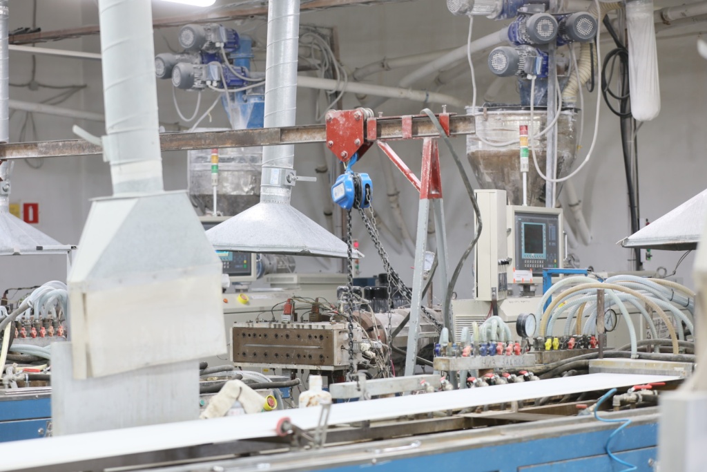 В Краснодарском крае компания при производстве пластиковых панелей использует робототехнический комплекс