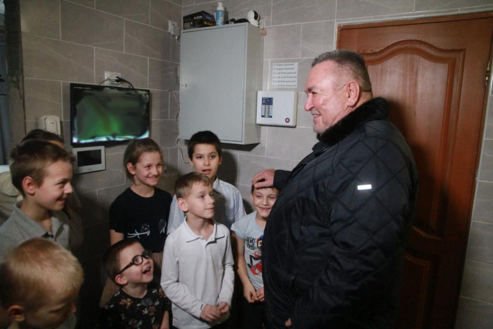Депутат ЗАКСа Новосибирской области поздравил с наступающими праздниками многодетную семью Депутат ЗАКСа Новосибирской области поздравил с наступающими праздниками многодетную семью