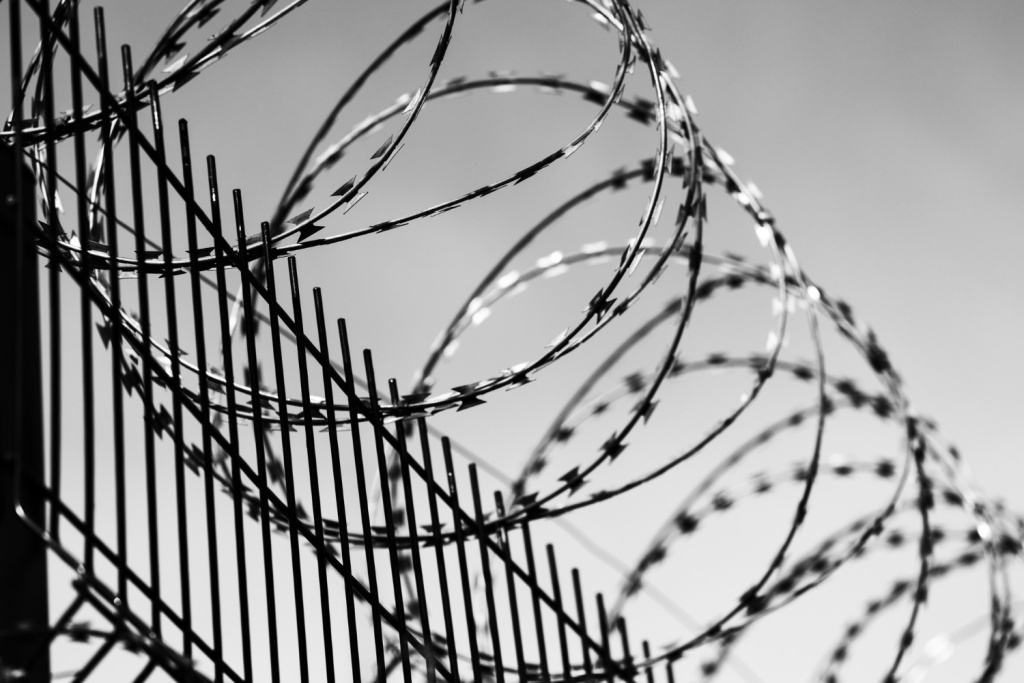 В Новосибирске троих мужчин отправят в колонию за хищение товаров из салона сотовой связи