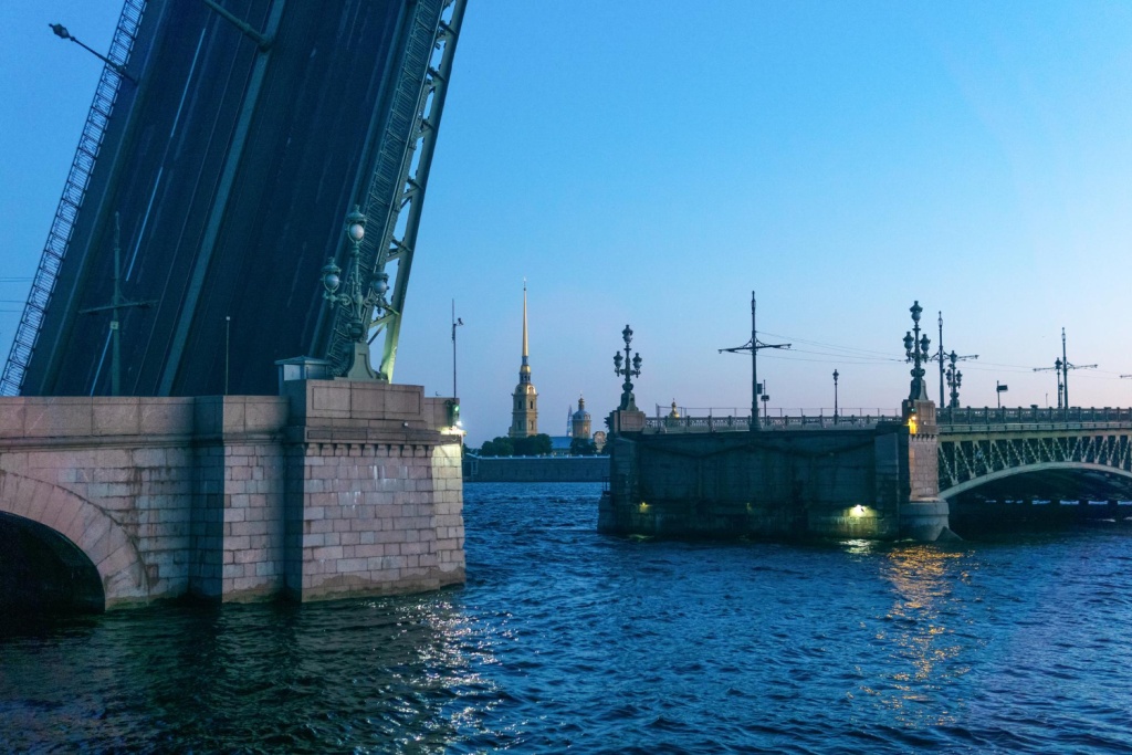 В Санкт-Петербурге на Литейном мосту приступили к реставрации чугунных перильных ограждений В Санкт-Петербурге на Литейном мосту приступили к реставрации чугунных перильных ограждений