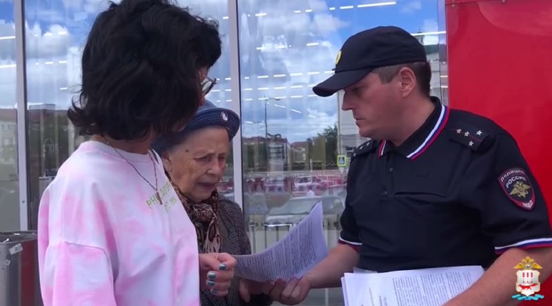 Полицейские и дружинники вышли на улицы Саранска с профилактическим рейдом Полицейские и дружинники вышли на улицы Саранска с профилактическим рейдом