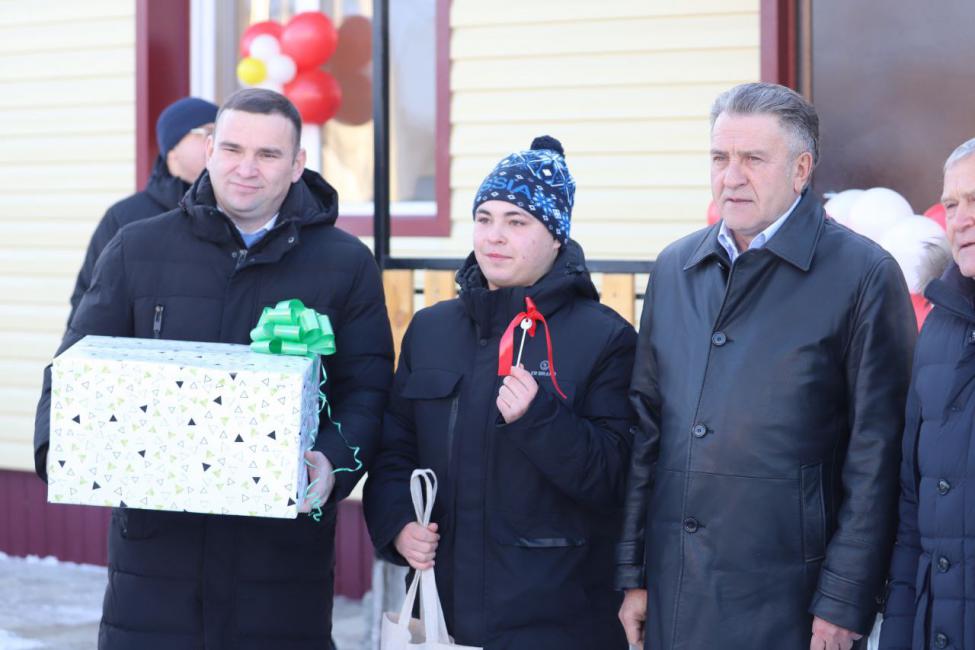 Спикер ЗАКСа Новосибирской области поздравил детей-сирот с новосельем в Сузуне
