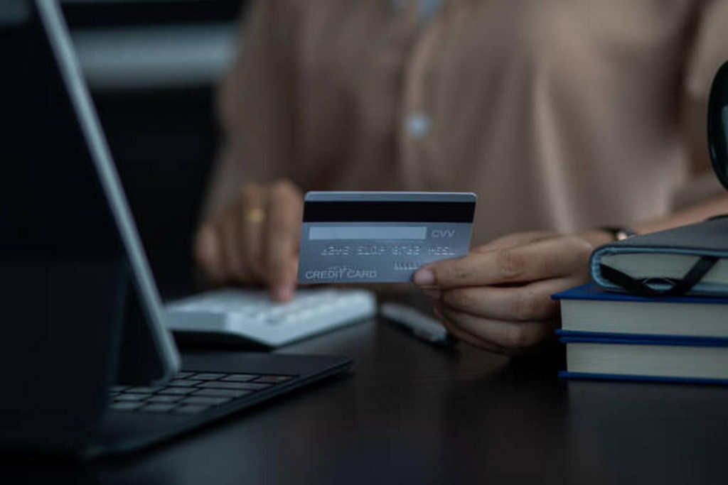 Российские банки в марте сократили выдачу кредитных карт на 53%