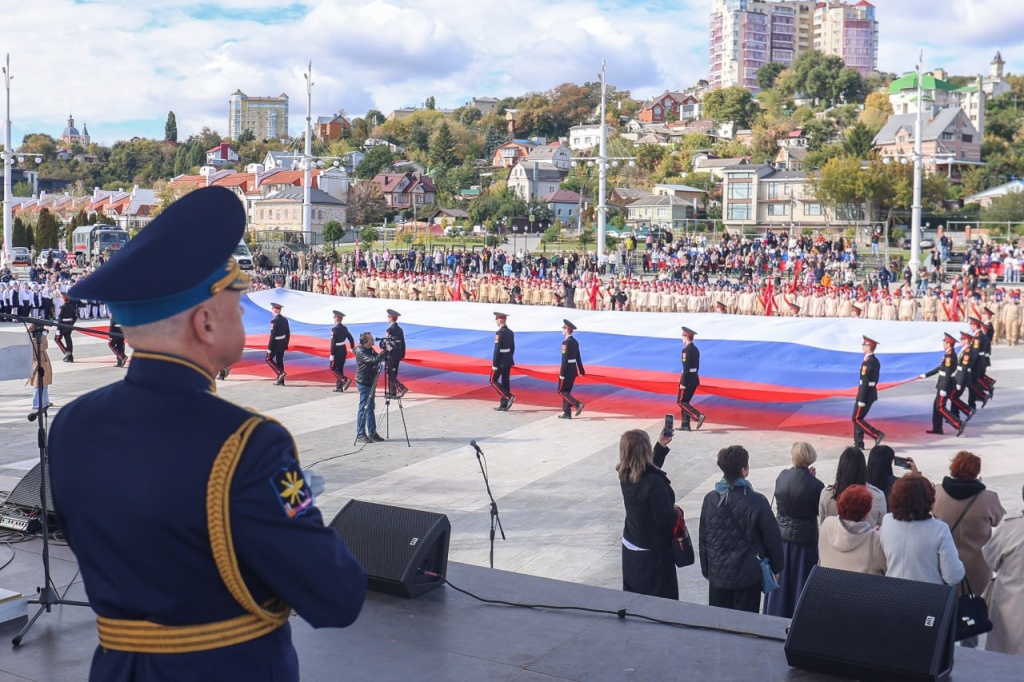 Торжественное посвящение в юнармейцы прошло на Адмиралтейской площади Воронежа