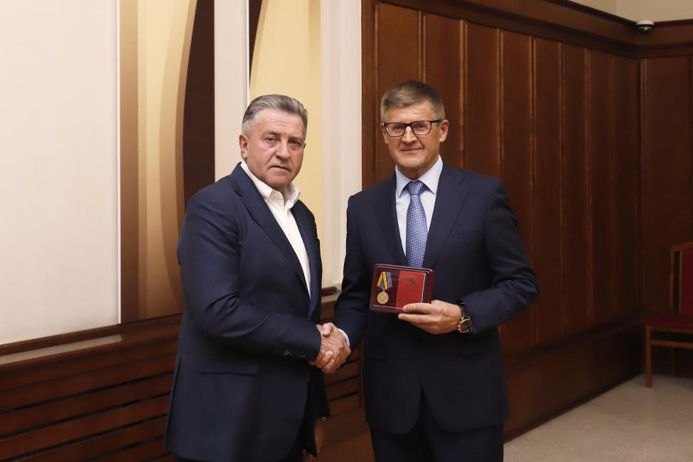 Спикер ЗАКСа Новосибирской области вручил депутатам награды Минобороны РФ за укрепление боевого содружества