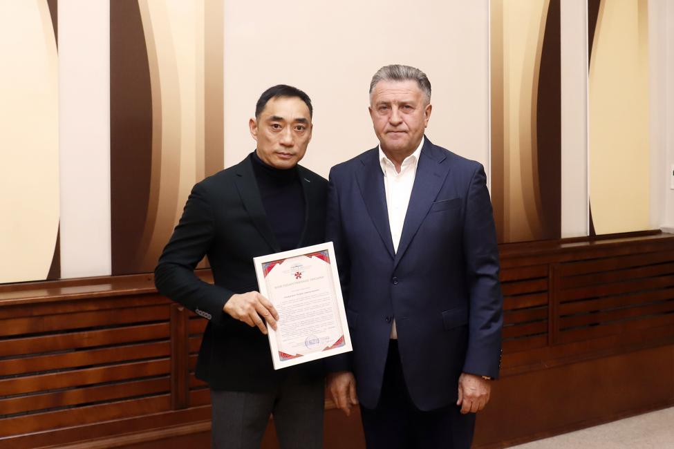 Спикер ЗАКСа Новосибирской области вручил депутатам награды Минобороны РФ за укрепление боевого содружества