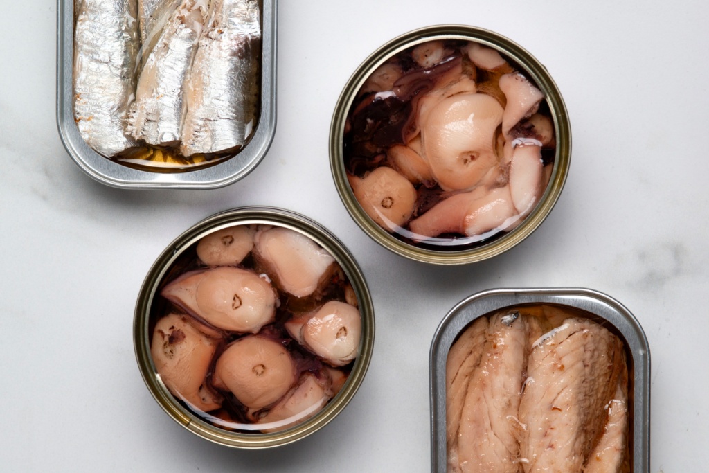 У новосибирского предпринимателя конфисковали 91 миллион рублей за продажу незарегистрированных рыбных консервов