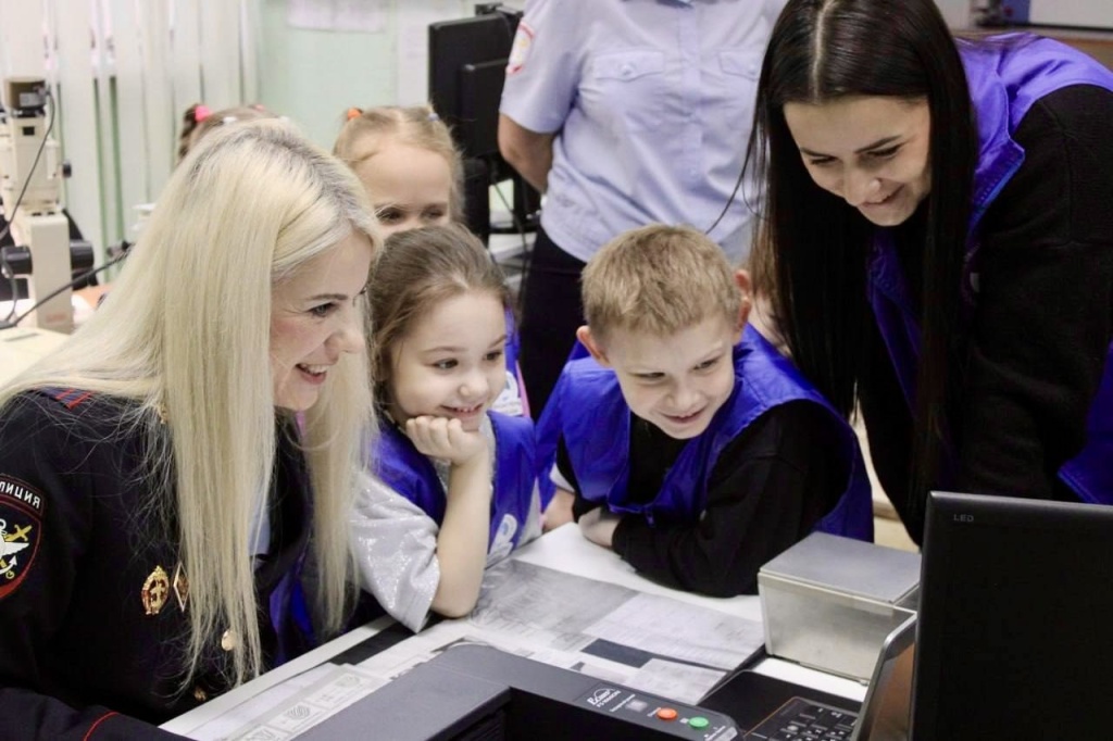 Воспитанники подготовительной группы Иланского детского сада №20 познакомились с работой красноярской транспортной полицией