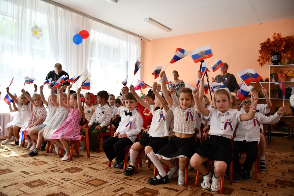 Будущее России — в надёжных руках: председатель Ивановской городской Думы поздравил воспитанников детсада с Днём России Будущее России — в надёжных руках: председатель Ивановской городской Думы поздравил воспитанников детсада с Днём России