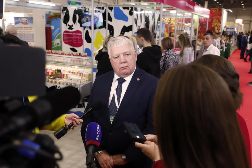 Депутаты ЗАКСа Новосибирской области участвуют в агропромышленной выставке