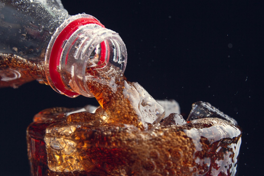 Самый богатый человек Азии бросает вызов многолетнему доминированию Coca-Cola Co. и PepsiCo Inc