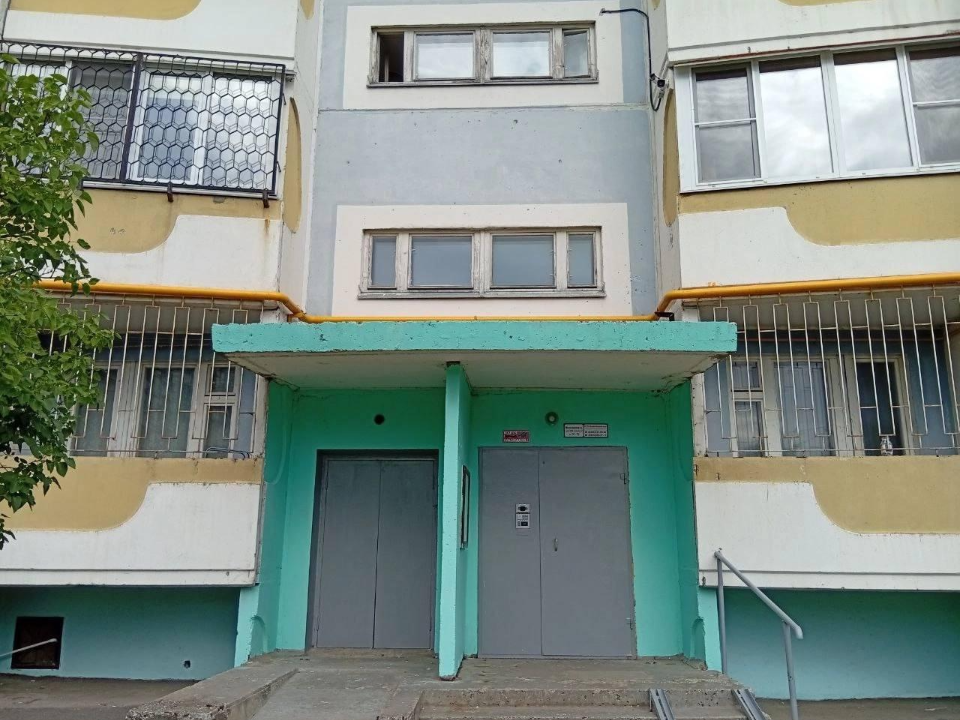 В подмосковном Пушкино на улице Хлебозаводской коммунальные службы починили дверные доводчики в нескольких подъездах