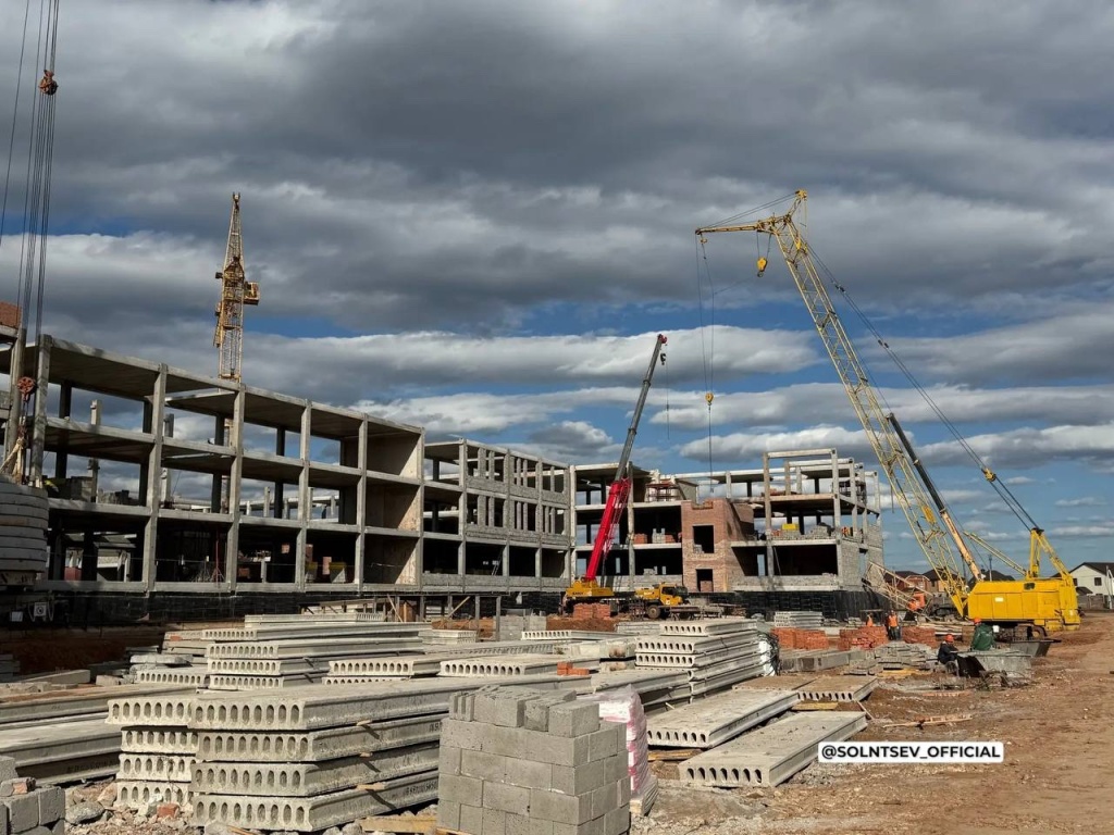 Евгений Солнцев посетил стройплощадку будущей школы в ЖК «Приуралье» в селе Ивановка