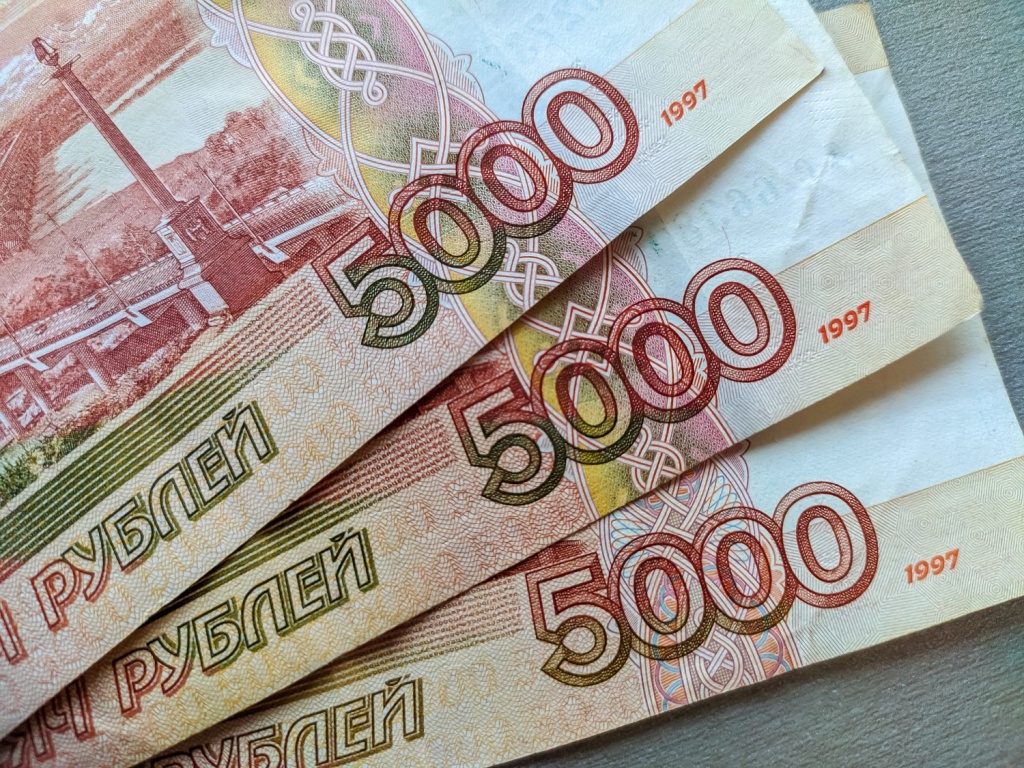В трёх отраслях российской экономики средние зарплаты превысили 200 тысяч рублей в месяц