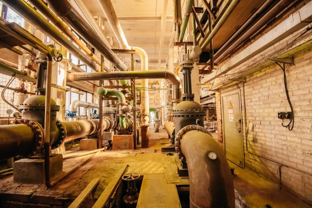 Глава Пушкинского Максим Красноцветов и депутат Госдумы Сергей Пахомов проинспектировали ход реконструкции котельной в Ивантеевке