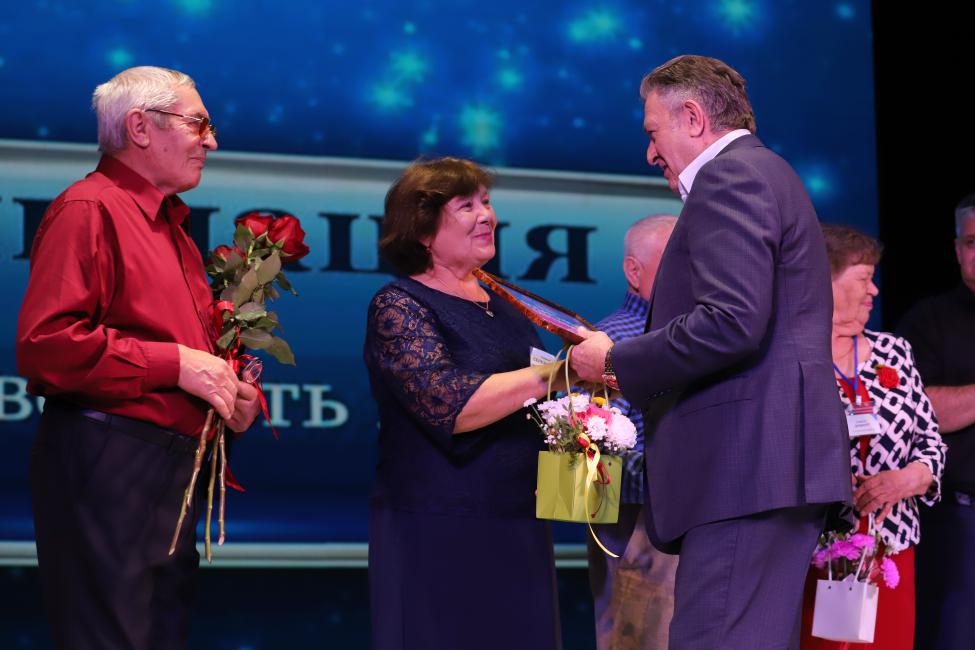 Спикер ЗАКСа Новосибирской области поздравил финалистов конкурса «Славим семьями Россию!»