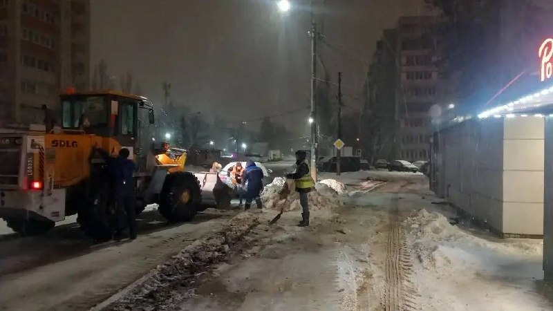 Коммунальные службы Воронежа продолжают бороться с последствиями непогоды Коммунальные службы Воронежа продолжают бороться с последствиями непогоды