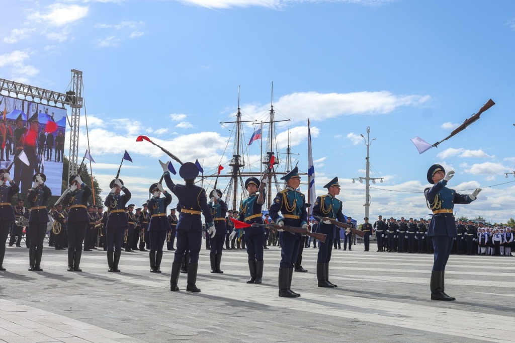Торжественное посвящение в юнармейцы прошло на Адмиралтейской площади Воронежа
