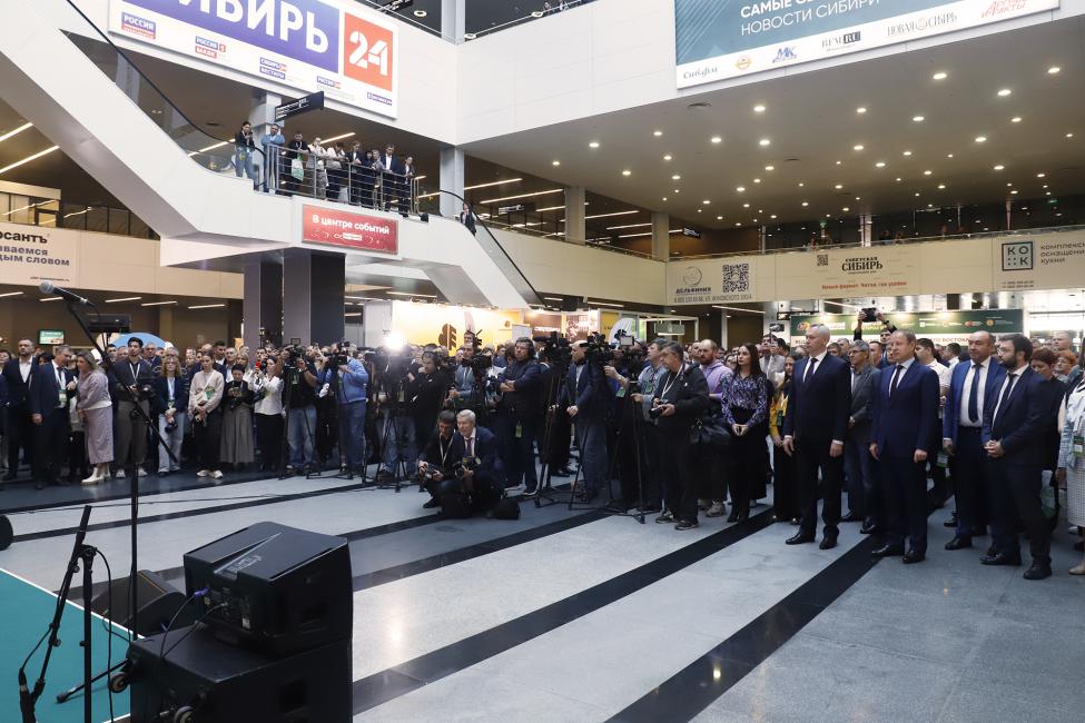 Депутаты ЗАКСа Новосибирской области участвуют в агропромышленной выставке