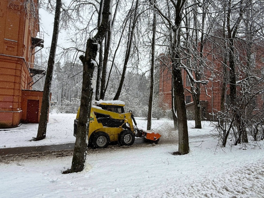 Последствия снегопада в Пушкинском: глава округа призвал ограничить использование личного авто, а коммунальные службы работают в усиленном режиме