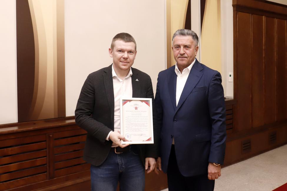 Спикер ЗАКСа Новосибирской области вручил депутатам награды Минобороны РФ за укрепление боевого содружества