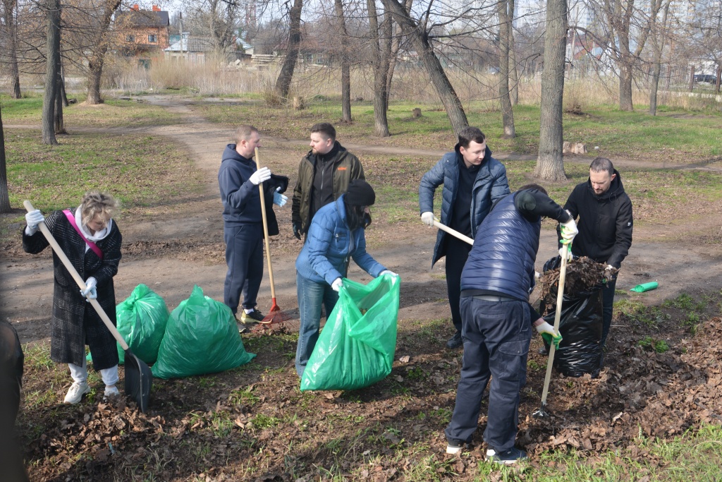 Депутаты Воронежской городской Думы в рамках общегородского субботника навели порядок в Бринкманском саду
