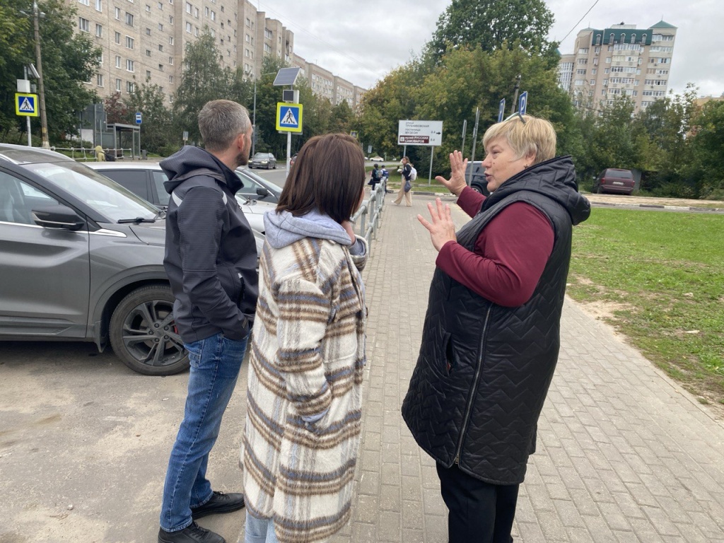 Уполномоченный главы Пушкинского Нина Ушакова проверила, как были проведены работы по улучшению подхода к школе в Ивантеевке