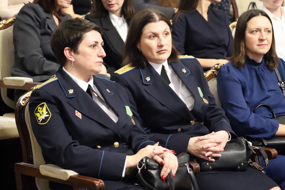 Спикер ЗАКСа Новосибирской области поздравил юристов с профессиональным праздником Спикер ЗАКСа Новосибирской области поздравил юристов с профессиональным праздником