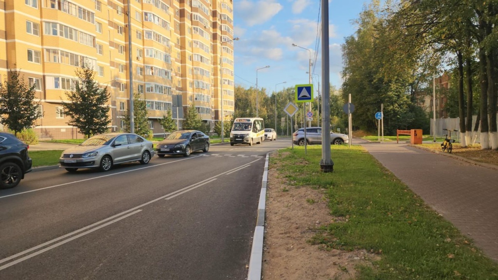 Улица Просвещения в Пушкино модернизирована: расширена дорога, обустроены тротуары и установлены новые автобусные павильоны