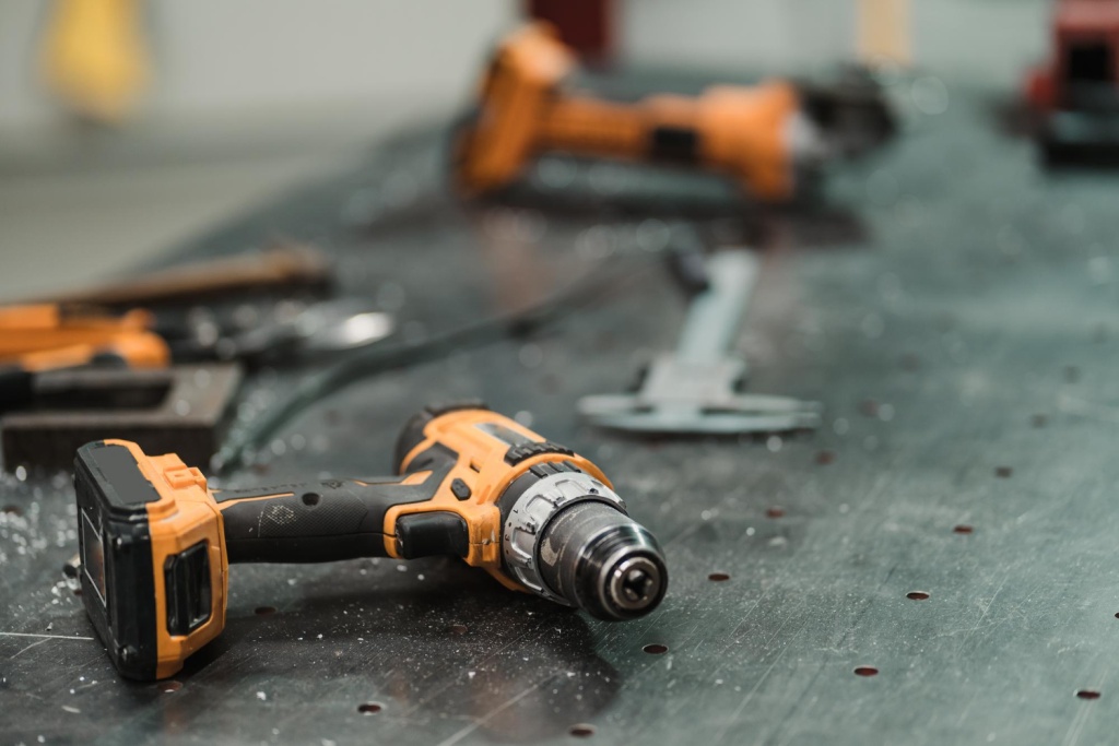 Новосибирская таможня обнаружила более 400 нелегальных шуруповёртов, электропил, гайковёртов и прочих изделий на складе маркетплейса