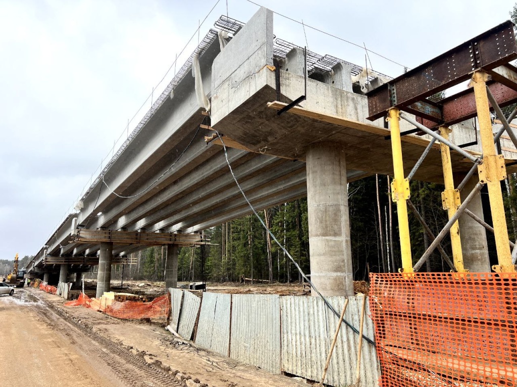 Глава Красногорска проверил ход работ на путепроводе в Аникеевке