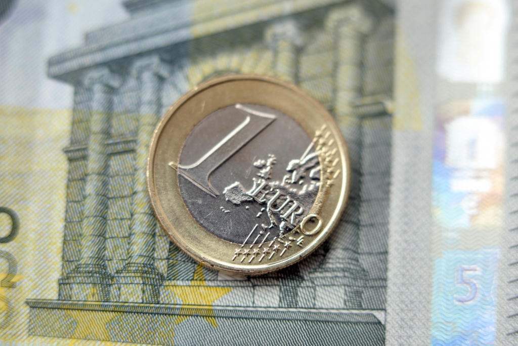 Курс евро опустился ниже 99 рублей впервые с 12 марта 