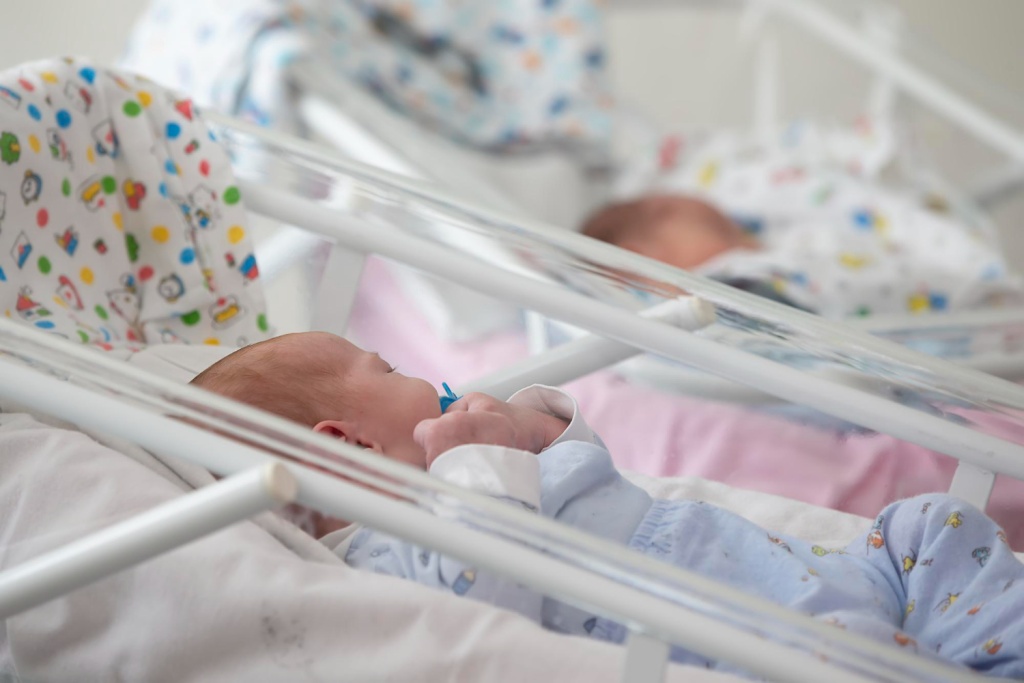 В Красноярском роддоме No1 появились новые эндоскопические стойки и кроватки для малышей В Красноярском роддоме No1 появились новые эндоскопические стойки и кроватки для малышей