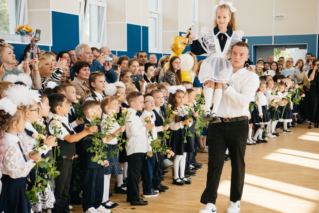 В подмосковном Пушкинском сегодня праздничные мероприятия, посвящённые Дню знаний, прошли во всех 24 школах округа