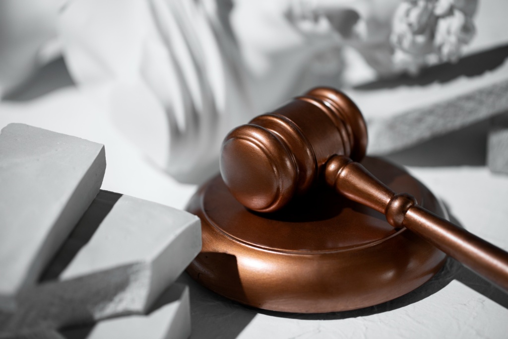 В Иркутской области будут судить трёх мужчин за взятку и разбойное нападение