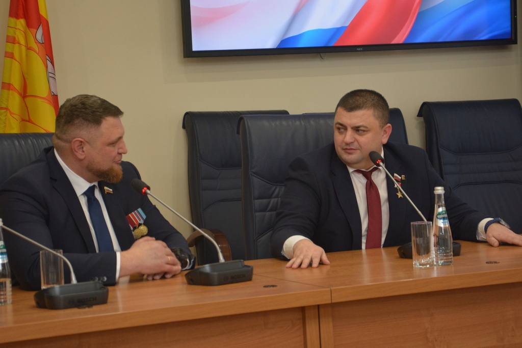 «Главное — ставить цели и добиваться их»: Герой России Андрей Дьяченко и кавалер ордена Мужества Денис Рубащенко провели урок мужества для юнармейцев Воронежа